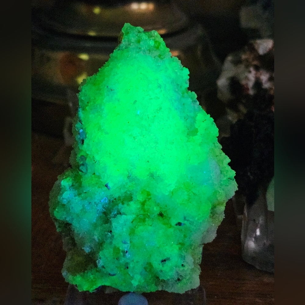 Novacekite on gypsum mexico uv reactive